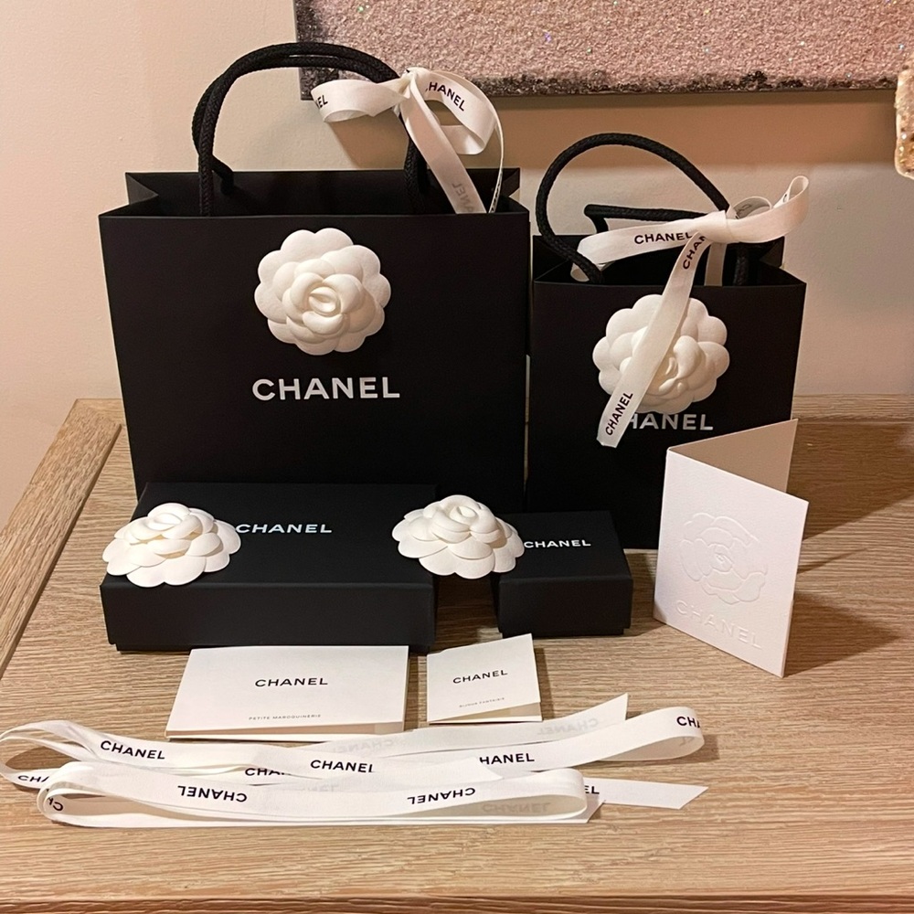 Chanel Shopping bags and boxes